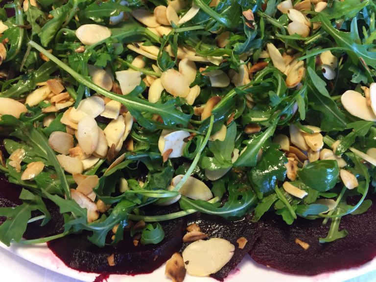 Carpaccio z buraka z płatkami migdałowymi